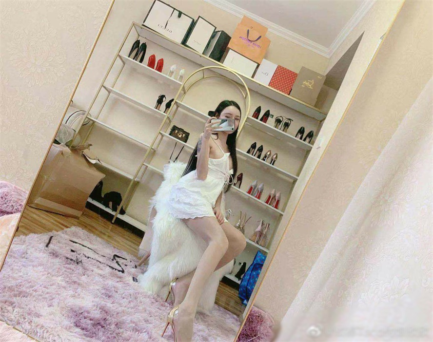 High-colour value pure and sexy TS Xinxin night is too lonely to wear a black veil to chat to masturbate ejaculation is too good there want to drink milk?