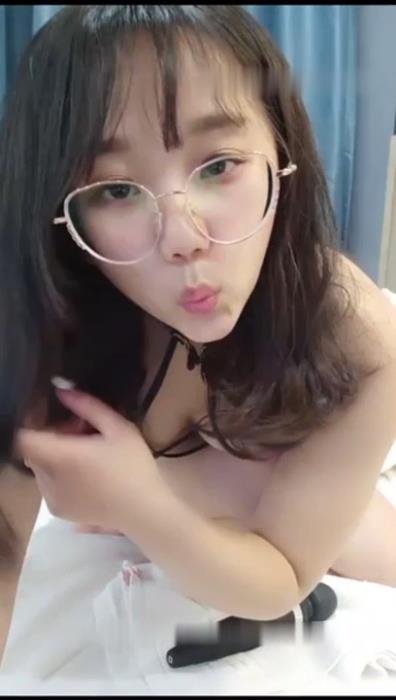 Glasses slut sister black lingerie hotel 3P by the front and rear clamping appearance quiet and lovely inner yellow flow of oil