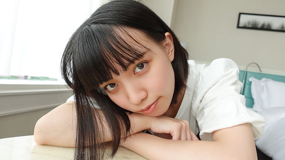 GAREA 864eru Child-faced slender girl's mouth is modest at the top and loud at the bottom